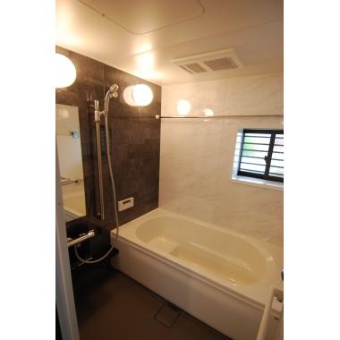 タイルと浴槽のお風呂からユニットバスにしました。半身浴が出来る浴槽を採用しました。壁や床、水洗のアクセサリーは少しこだわられ、ラグジュアリーなテイストに仕上がっています。浴室乾燥機やランドリーパイプも採用頂き、雨の日は洗濯物を干すことも出来ます。