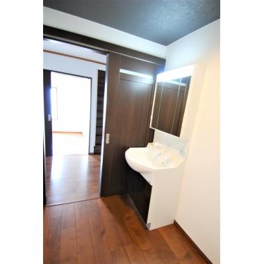 古い手洗いは、水しか出ず、鏡や収納も無く、清潔感も有りませんでした。洗面室を空間ごとリノベーションし、まるで新築の様な使い心地です。鏡付の収納がある面化粧台は、もちろんお湯も出て、清潔感もあり、気に入って頂いています。