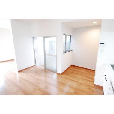 築30年以上の古家を全面リフォームしました。床と壁を新調し、不要な間仕切りも取りました。
壁紙の柄にもこだわって頂き、お洒落で明るく開放的な空間になりました。