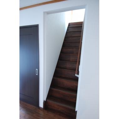 カバー工法で階段をリフォームしました。手すりもついて安心です。