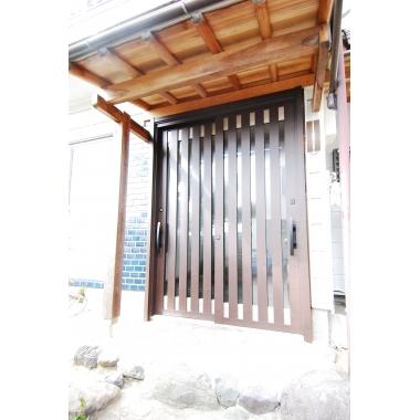 外観を損なわない和モダンなデザインの玄関扉を採用頂きました。以前は欄窓付きの扉だったため、新しい玄関扉は、大きな開口で広がりを感じるデザインです。以前の玄関扉に比べると防犯性がアップしただけでなく、開け閉めもスムーズになり、使い勝手も良くなりました。カバー工法なので、工期も1日と施工期間も短くすみま