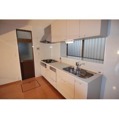 老朽化の進んだキッチン。丸ごとシステムキッチンへ交換させていただきました。またタイル張りだった壁もクロス仕上にさせていただき、以前と比べて明るいキッチンへ生まれ変わりました。