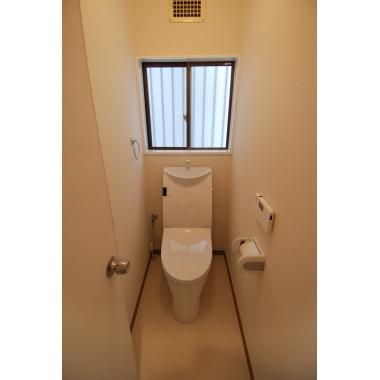 暗かったトイレはクロスの貼り替えで明るく清潔感のある空間へ生まれ変わりました。