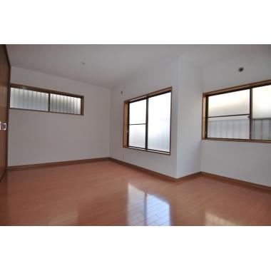 2階の洋室2部屋を繋げて広々とした1室にリフォームさせていただきました。壁はクロス仕上に。床材も貼り替えさせていただき、明るい一室に生まれ変わりました。また大型のクローゼット設置し収納も充実。