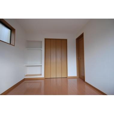 2階の和室を洋室へリフォームさせていただきました。壁はクロス仕上に、畳からフローリングに。押入はクローゼットに変更し、引き戸は他の洋室と合わせた建具に取り替えさせていただきました。