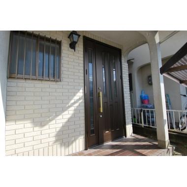 玄関ドアは以前より大きいサイズのものに交換させていただきました。また玄関の壁はおしゃれなタイル仕上にさせていただき、玄関廻りもスッキリと生まれ変わりました。