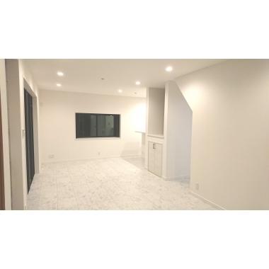 白を基調としたお部屋で明るく広々とした印象に。スタイリッシュなお部屋に合わせて、照明にはダウンライトを採用しました。