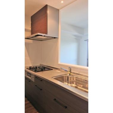 キッチンの入れ替えを行いました。照明をダウンライトに変更しラグジュアリー感を演出。