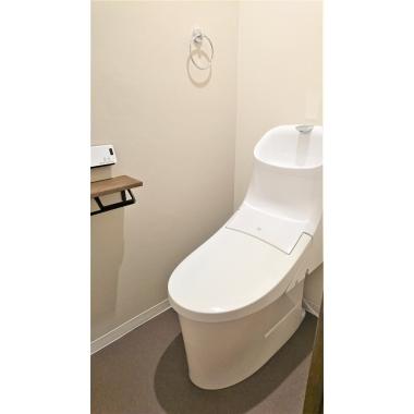 トイレの交換を行いました。フチなしトイレでお掃除もラクチンです。