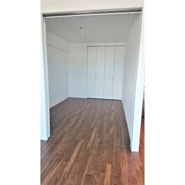 和室から洋室へリフォーム。もともとあった段差をなくしお掃除も楽になりました。好きなインテリアを置いて楽しめますね。