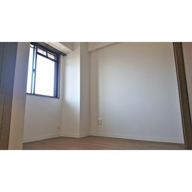 カーペットからフローリングに張替えました。掃除が簡単になり、ハウスダストやカビ・ダニ対策にも。木のぬくもりや風合いが楽しめる素敵なお部屋になりました。