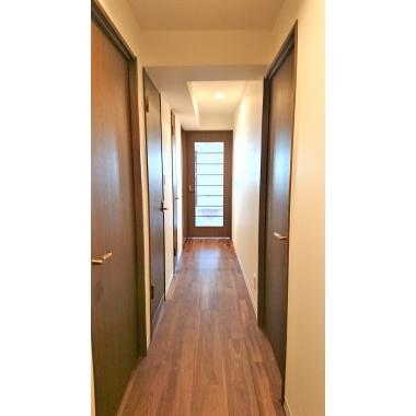 廊下の床材と壁紙を張替え、新築のようなきれいな仕上がりになりました。