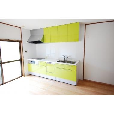 システムキッチンを採用頂きました。引出し式の食洗機などを取り入れ、使い勝手が良くなりました。キッチンの色はビタミンカラーを採用頂き、LDKが明るい空間になりました。床や壁紙も貼り替え、明るい空間になりました。