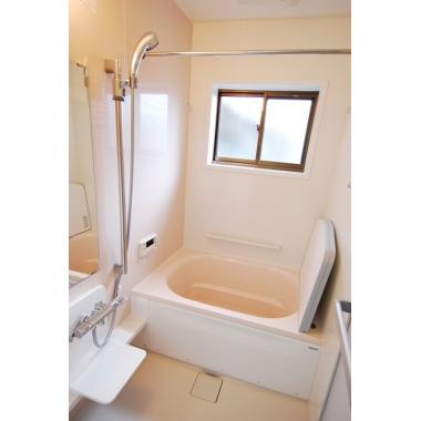 浴室バスにシステムバスを採用頂きました。既存のお風呂の大きさに合わせたサイズをご提案させていただきました。断熱材を入れ、冬は暖かく、目地が少ないので、お手入れもしやすくなったとお喜び頂いています。