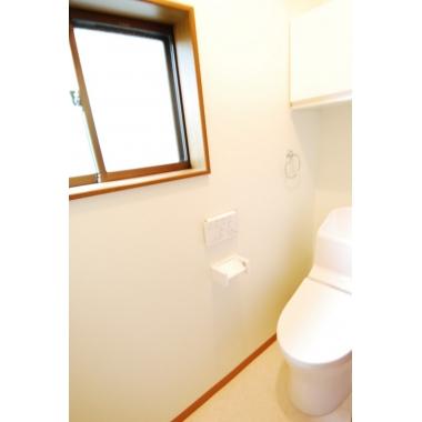 すぐに使えてストック出来る吊収納を設置しました。さらに、トイレは節水タイプを採用頂きました。毎日使うものなので、節水は嬉しいです。とお喜び頂いています。床や壁紙も貼り替え清潔感溢れる空間に生まれ変わりました。