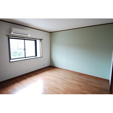 壁紙の貼り替え、床の上張りをしました。壁紙のアクセントカラーがオシャレな洋室に生まれ変わりました。まるで新築の様な仕上がりにお喜び頂いています。