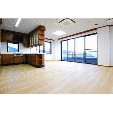 フローリングの貼り替えを行い、木の温かみを感じられる空間へ大変身。