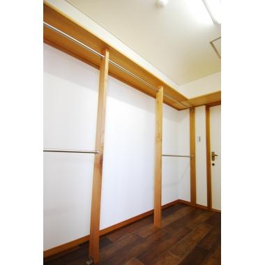 壁紙とフローリングの張替えを行い、大容量のウォークインクローゼットも明るく素敵な空間に生まれ変わりました。