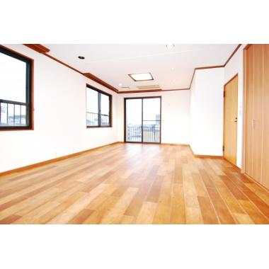 主寝室は壁紙・床材の貼り替え、建具の交換をさせていただきました。窓が多く、自然の光がたっぷり入る明るい主寝室に生まれ変わりました