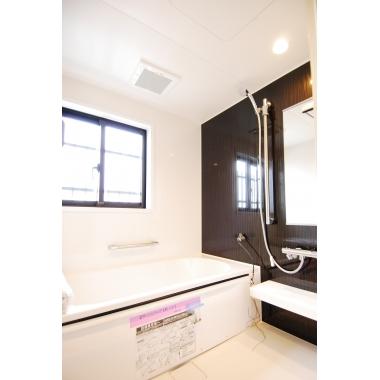 劣化が進み暗かった浴室は最新のシステムバスへ交換。窓からの景色も楽しみ、リラックスできる浴室に生まれ変わりました。