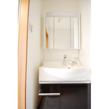 暗い印象だった洗面も、黒い扉がカッコいい洗面台に入れ替えをさせていただきました。