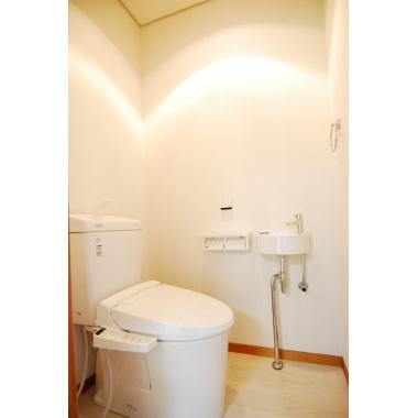 暗い印象だったトイレも明るい空間へ大変身。