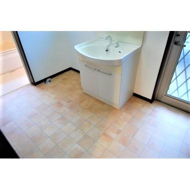 UBの入れ替えに伴い、洗面室の床の張替え工事をしました。汚れが目立つ白系の床から、タイル調の床に変更しました。温かみがあり、気に入っていますとお喜びいただいています。