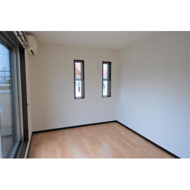 ご家族のライフスタイルの変化に伴い、2Fの「2部屋とトイレ」を間取り変更させて頂きました。クローゼットの移動、窓を新しく取り付けさせて頂くなど、風通しの良い3部屋にリノベーションしました。
床や壁紙も新しくなり、まるで新築の様な仕上がりになりました。