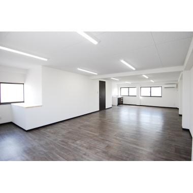 古い倉庫の中をフルスケルトン状態にし、リノベーション。1Ｆは作業スペースに、2Ｆは事務所スペースに生まれ変わりました。壁の中には断熱材も入れ、明るく広々した空間で、快適に作業が出来るようになりました。