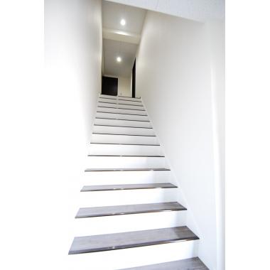 外付けの外部階段を撤去し、建物の中に階段を新設しました。天気や季節に左右されることなく、快適に2階に上がれるようになりました。