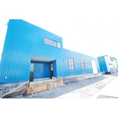 カバー工法で既存の壁を活かしつつ、外側に新しい壁をつくりました。爽やかなブルーが印象的な外観になりました。