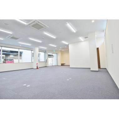 お客様も多く来店される為、床は土足でも大丈夫です。仕上げの床を地面から上げて造作した事により、床からのコンセント等の配置も変更可能となりました。全体的に明るく・清潔感のある空間にリフォームさせていただきました。