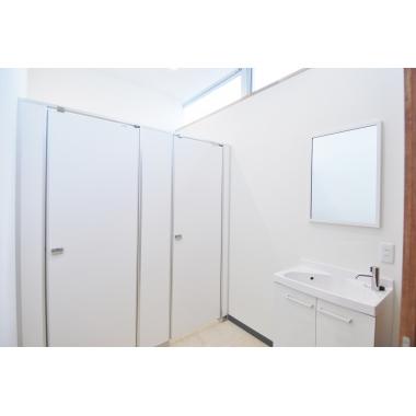 暗くなりがちな事務所のトイレスペースは、上部に大きめの窓を取り付けました。