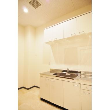 スタッフの使用率が高い給湯室は、シンクを広めにほしいという女性スタッフの意見を取り入れました。