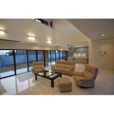 壁付けのキッチンから、対面式のアイランドキッチンにしました。料理をしながらダイニングや庭が眺められる贅沢なキッチン空間になりした。タイルの床が高級感漂う内装は、上部が吹き抜けになっており、開放感抜群です。