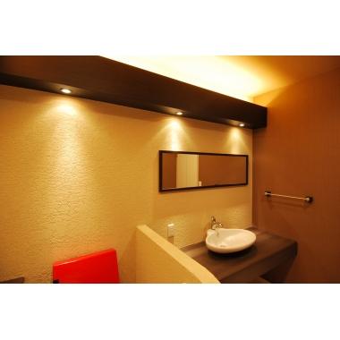 間取りを変更して、広々とホテルライクなトイレ空間に生まれ変わりました。塗壁や間接照明、ボウルの手洗い空間など、意匠性にもこだわりました。トイレのカラーが赤色で、空間のワンポイントになっています。