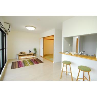 壁紙の貼り替え、床の張り替えをさせて頂きました。「家全体が明るく、見違えるようです」とお喜び頂いています。