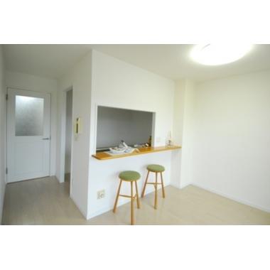 古くなったキッチンの入れ替えをさせて頂きました。白色のキッチンをお選びいただき、キッチン空間が明るくなったとお喜び頂いております。