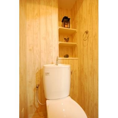 トイレの入換えをさせて頂きました。新しいトイレは節水タイプで、Ecoになったとおよろこび頂いております。また、壁紙も貼り替えさせて頂きました。トイレの雰囲気が変わり、今は小物を飾るのが楽しみです。と喜んで頂いております。