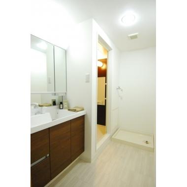 洗面化粧台の入換えをしました。新しい化粧台は、鏡の裏や引出しの収納力がアップ！扉色も濃い目のブラウンをお選びいただき、シックでモダンな空間になりました。床も明るい色に貼り替え、清潔感溢れる洗面室になりました。