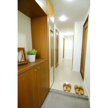 床と壁紙を貼り替えさせて頂きました！玄関や廊下が明るくなったと喜んで頂いています。