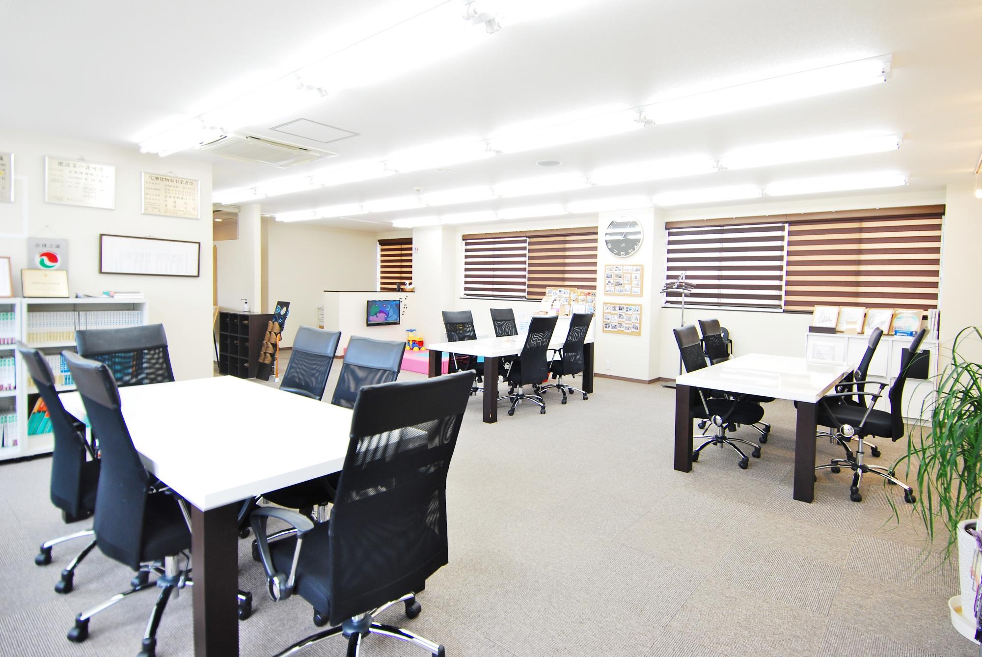 【おトクな建築費用】
自社一貫による建築体制で大幅にコストダウンを実現。そして自由に組み立てる間取り、発想力の高いアイディアとデザインでクォリティの高い住まいを作ってきました。

その取り組みで得た当社ならではの建築ノウハウとスケールメリットを活かし、建築請負、リフォーム、増改築なども建築費用が抑えられる他、上質な材料、機能性の高い住宅設備などもたくさんセレクト可能としております。