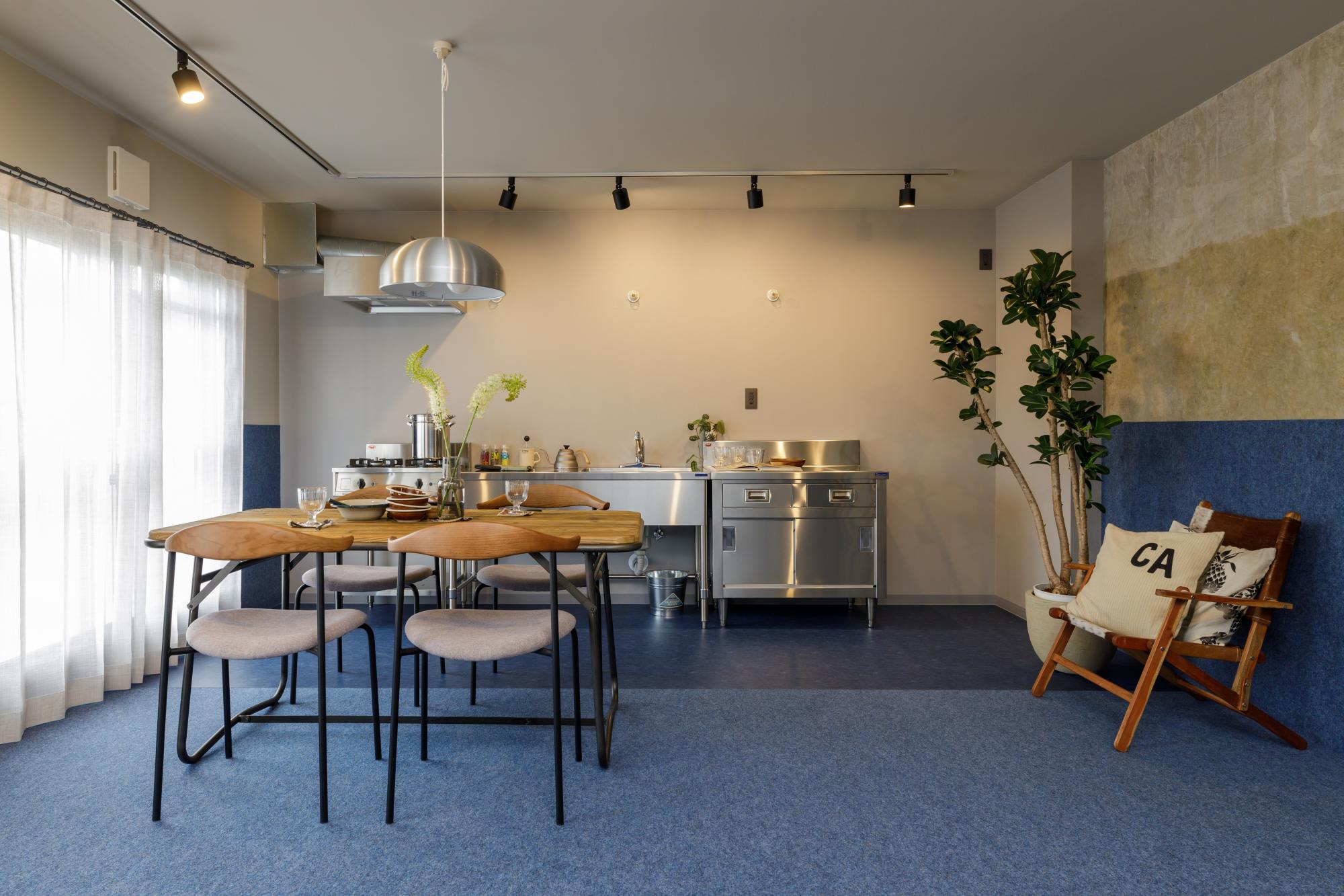 「【フルリノベマンション】膳所ハイツ」のリビングダイニング
新設したステンレスの業務用キッチンは、デザイン性×機能性を兼ね備えた優れもの