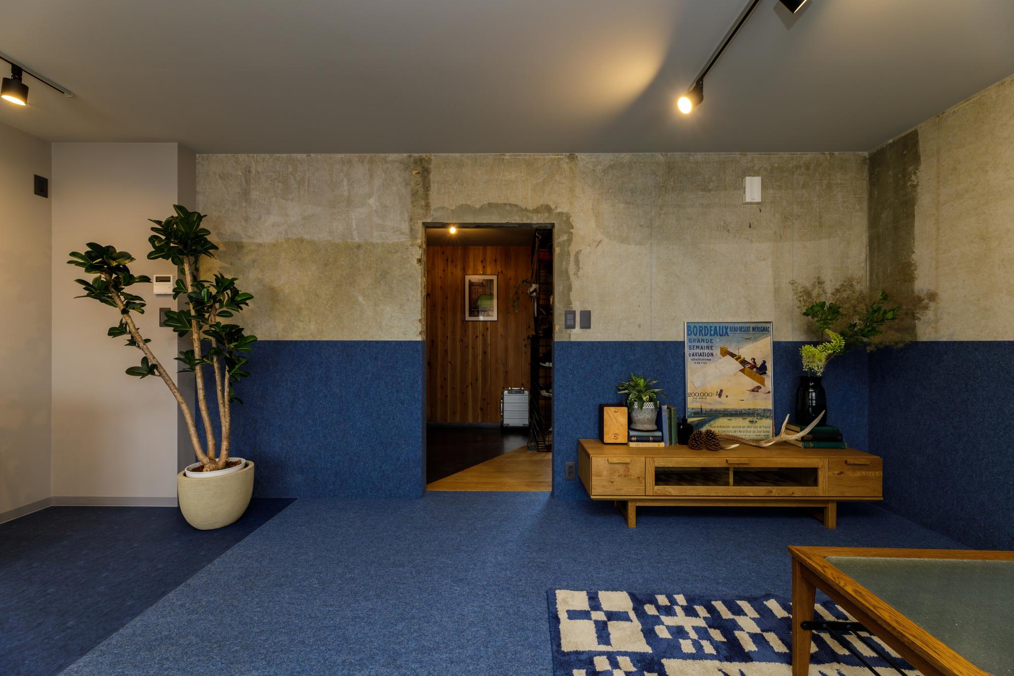 「【フルリノベマンション】膳所ハイツ」のリビングダイニング
爽やかなブルーをベースに、躯体を活かしたツートンの配色が大きく目を引く室内は広々空間を演出