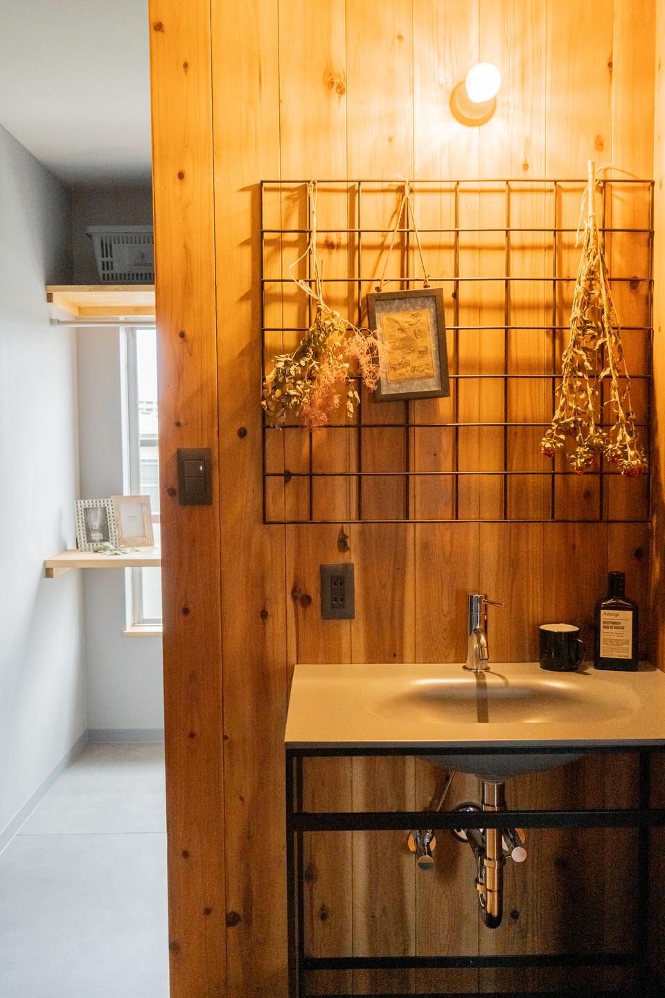 洗面台はホールに設置。家族・来客用としてもシーン問わず使うことができます。