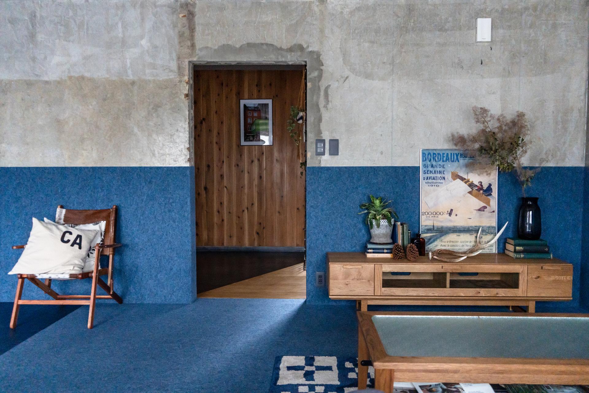 青を基調としたLDK。構造躯体を活かし部屋全体を広く演出するデザイン。