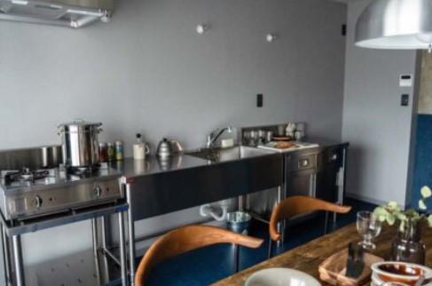 オールステンレスの業務用キッチン。デザインだけでなく、作業台の幅も広くお料理がしやすいキッチンです。