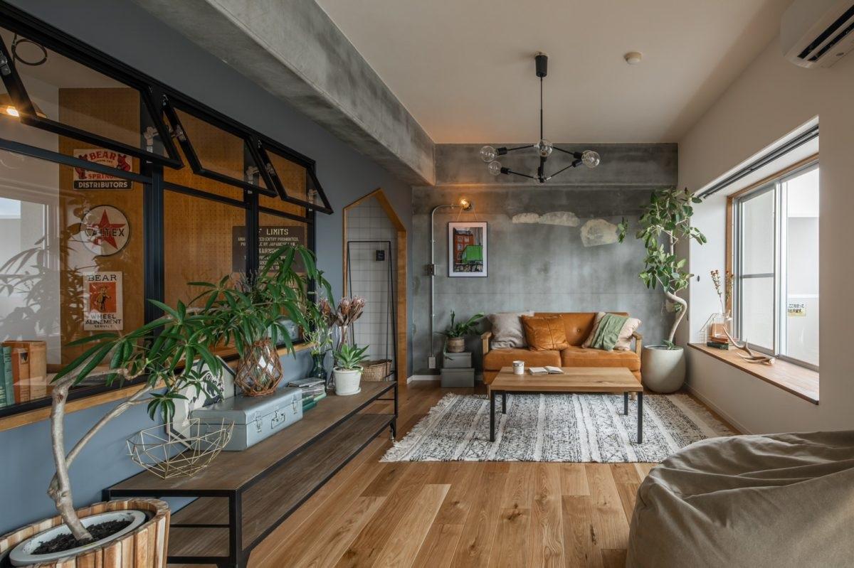 マンションならではの元々のRCの梁と壁を大胆に露出させ、照明配線を鉄管で露出させるなど、リノベーションにしかできないかっこいいLDK。
各居室は家族が増えても対応できるようにし、リビングにSOHOとキッズスペースを隣接させ、その時々で色んな使い方ができる間取り。洗面は広い造作洗面にし、お風呂もサイズアップ。広々使いやすい配置になりました。
グラッソは建築士によるオリジナルデザイン、面積に応じて工事費の概算費用がひと目でわかる明朗価格、ご相談からローン審査・物件探し・設計・工事・アフターまで全てワンストップでサポート致します。お気軽にお問い合わせください！