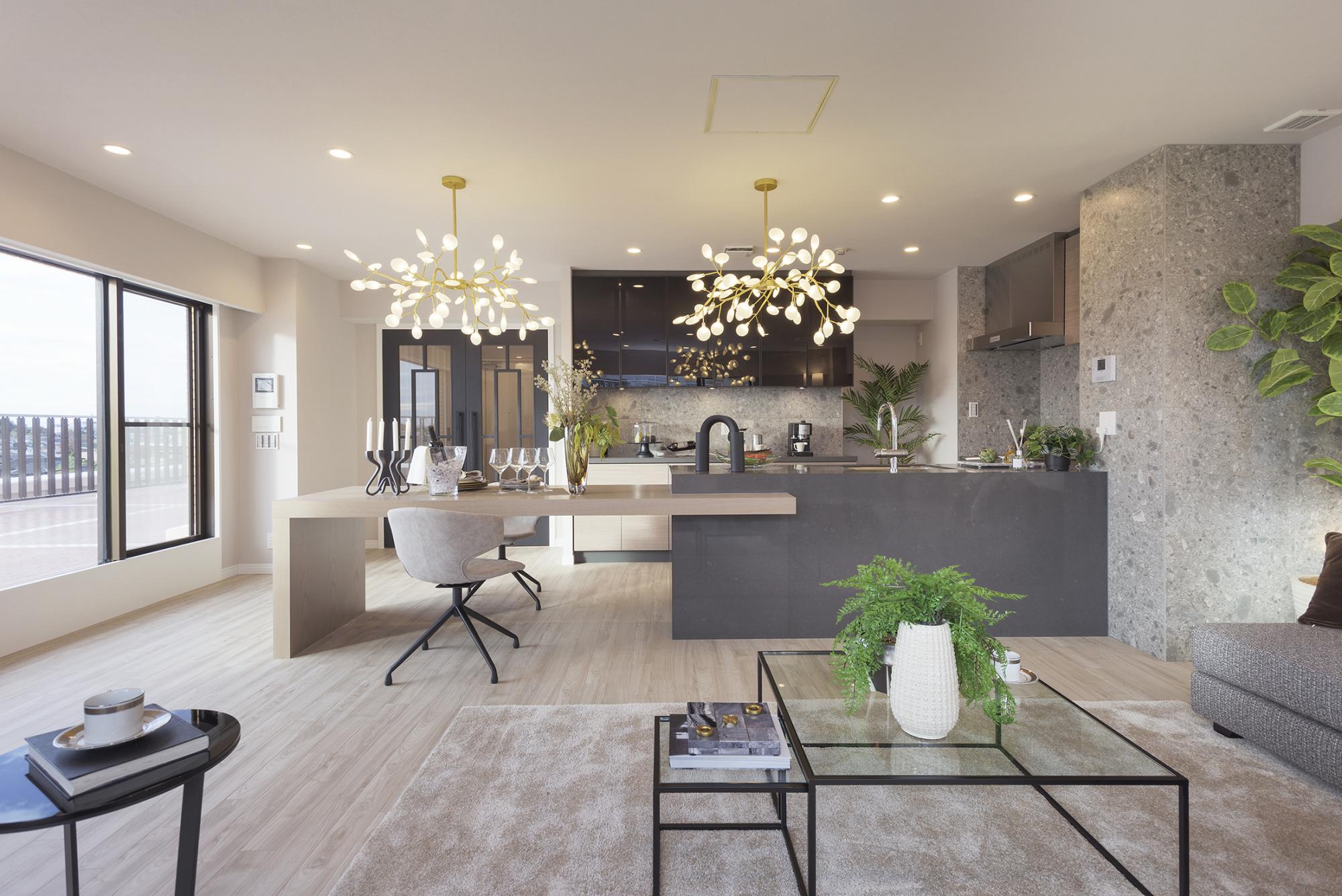 広々した3面採光のリビングと抜群の眺望。豪華なオープンキッチンと造り付けのカウンターテーブルが魅力です。