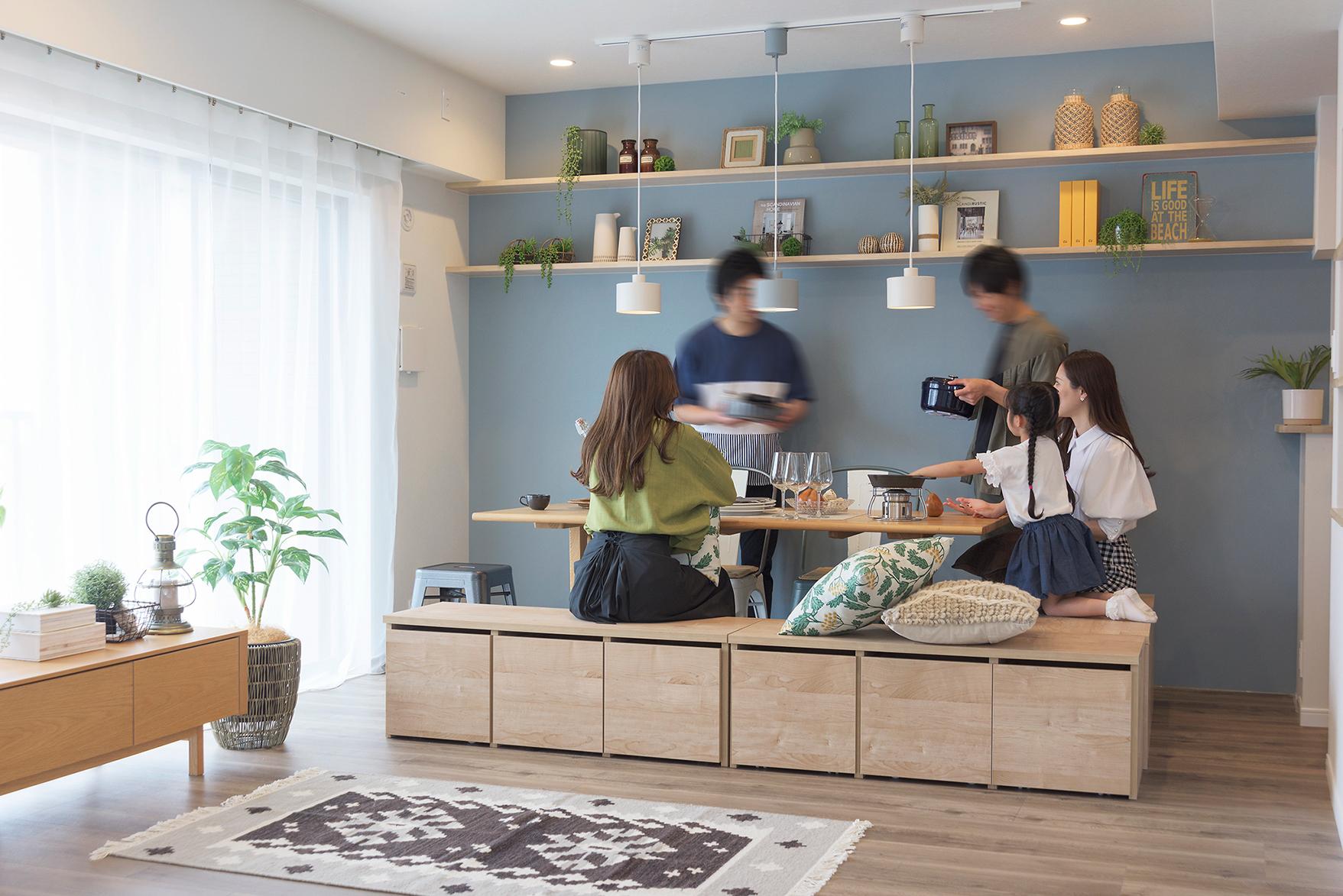 ベンチの配置を変えることで、友人を招いてホームパーティー仕様に。